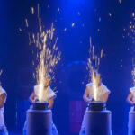 Espectáculo cuatro hombre tocando el tambor con fuegos artificiales