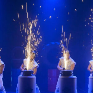 Espectáculo cuatro hombre tocando el tambor con fuegos artificiales