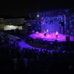 Escenario de un concierto y público al rededor