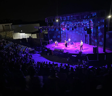 Escenario de un concierto y público al rededor