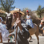 Romeria en el cual va un señor con dos caballos