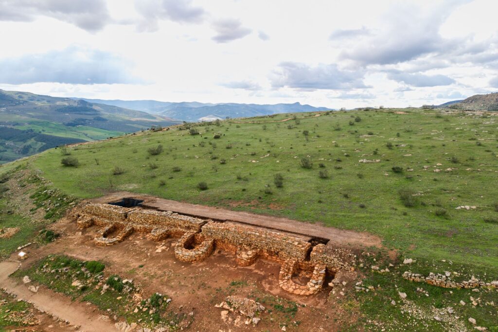 Muralla prehistórica poblado Villavieja Algarinejo Poniente Granada