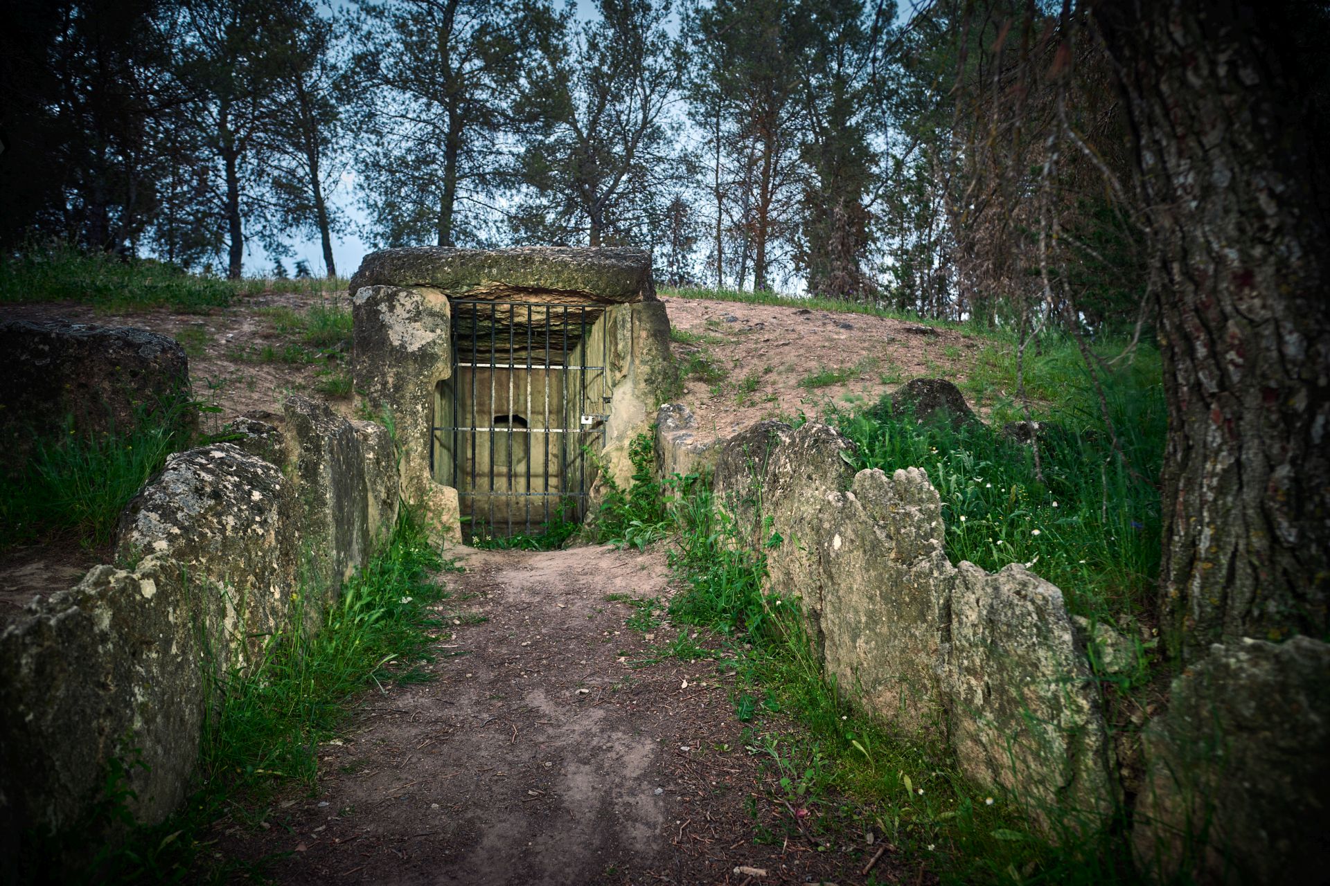 DOLMEN EN PANTANO DE LOS BERMEJALES-ARENAS DEL REY